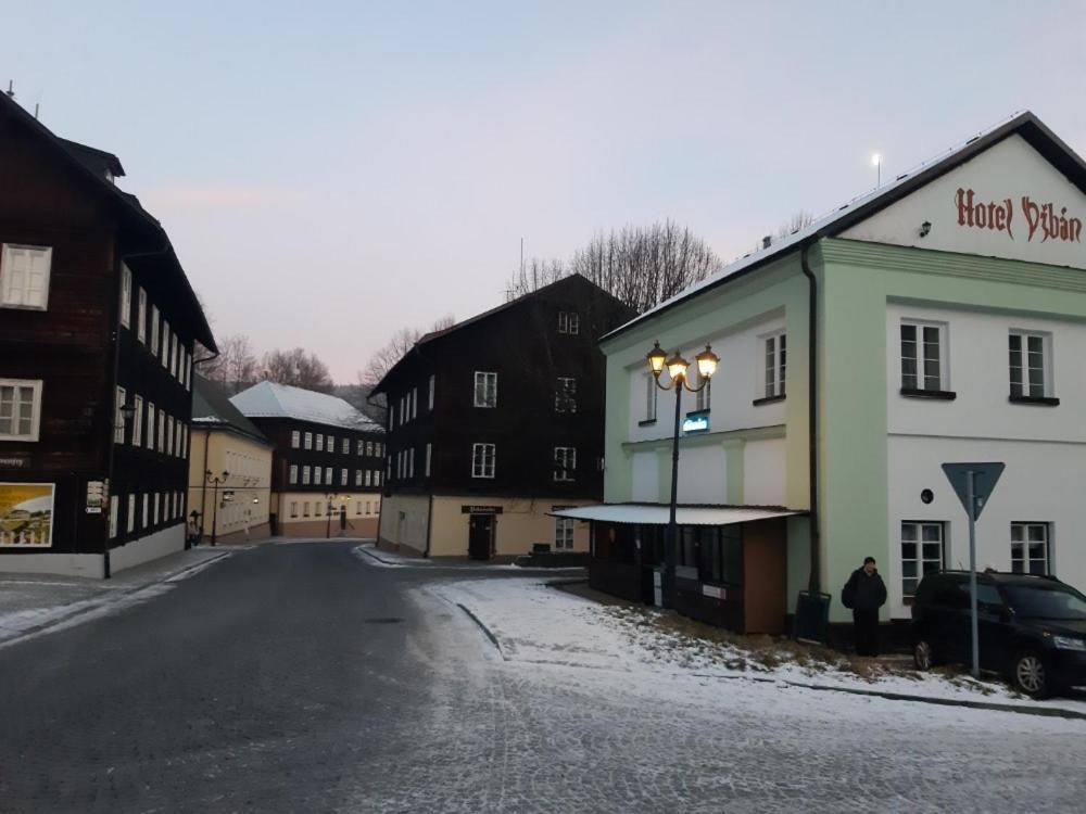 Hotel Dzban Jindrichov Extérieur photo